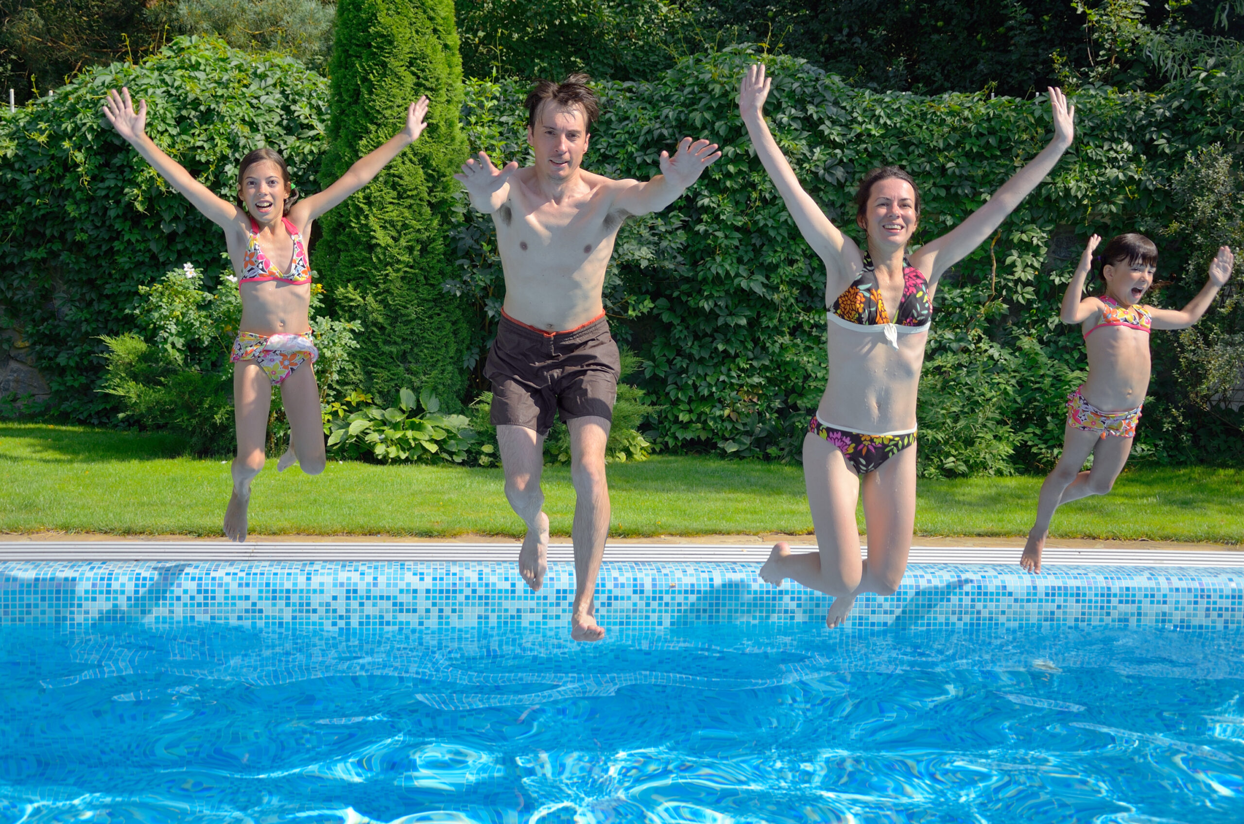 8 Creative Swimming Pool Activities for Family Bonding